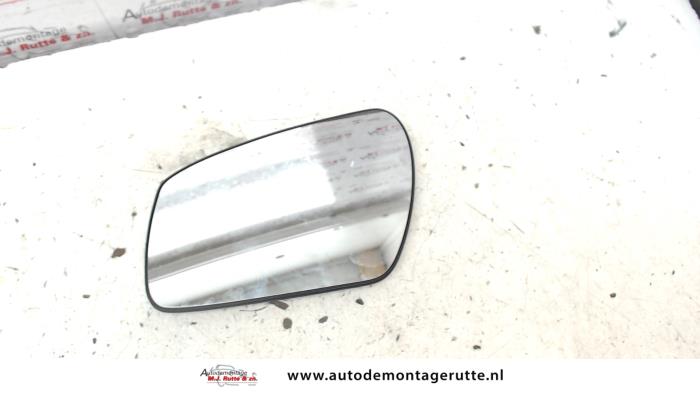 Mirror glass, left from a Ford Fiesta 5 (JD/JH) 1.4 TDCi 2007