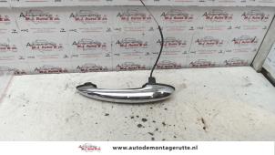 Used Front door handle 4-door, right BMW Mini One/Cooper (R50) 1.6 16V One Price on request offered by Autodemontage M.J. Rutte B.V.