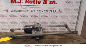 Used Wiper motor + mechanism Renault Clio II (BB/CB) 1.4 Price on request offered by Autodemontage M.J. Rutte B.V.
