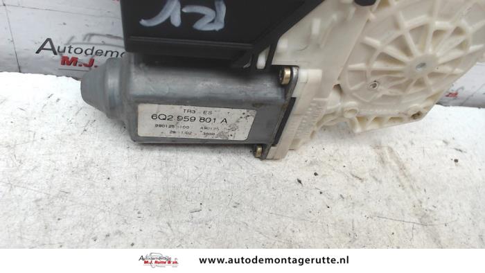 Door window motor from a Seat Cordoba (6L2) 1.4 16V 2003