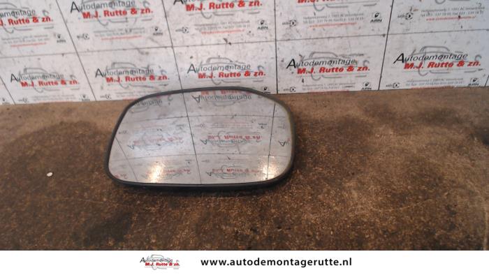 Spiegelglas links van een Peugeot Partner 2003