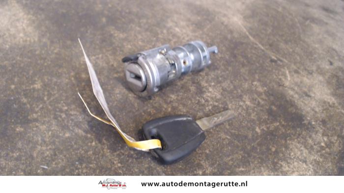 Zündschloss+Schlüssel van een Fiat Punto II (188) 1.2 Bifuel 2010