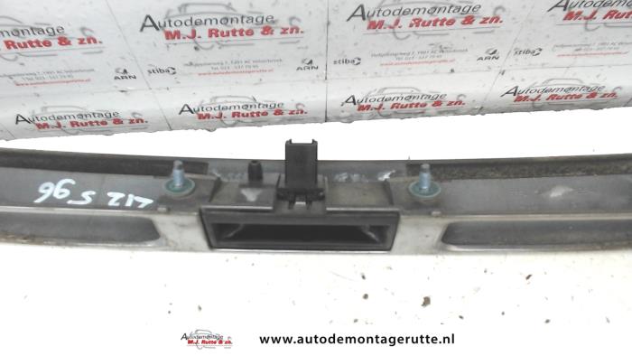 Tailgate handle from a Peugeot 207/207+ (WA/WC/WM) 1.4 16V VTi 2011