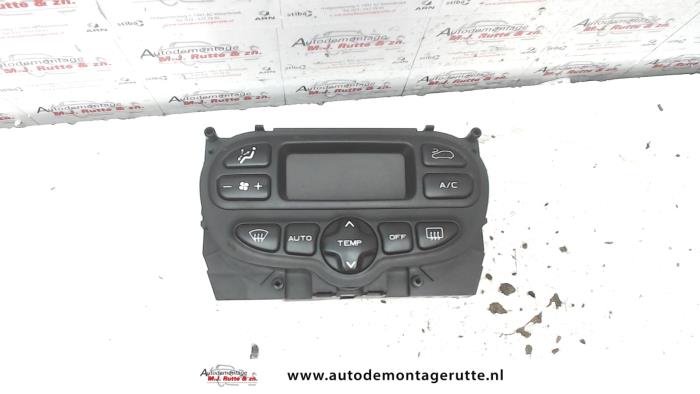 Heater control panel from a Peugeot 307 CC (3B) 2.0 16V 2004