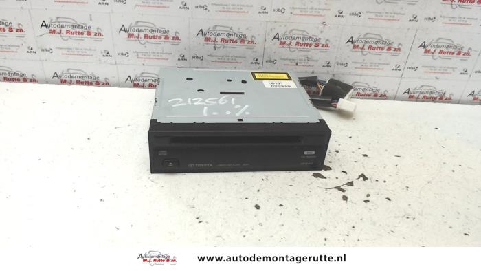 Używane Odtwarzacz CD Toyota Yaris Verso (P2) 1.3 16V Cena na żądanie oferowane przez Autodemontage M.J. Rutte B.V.
