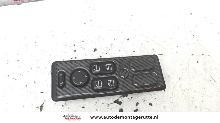 Multi-functional window switch from a Mercedes-Benz Vito (638.1/2) 2.2 CDI 108 16V 2003