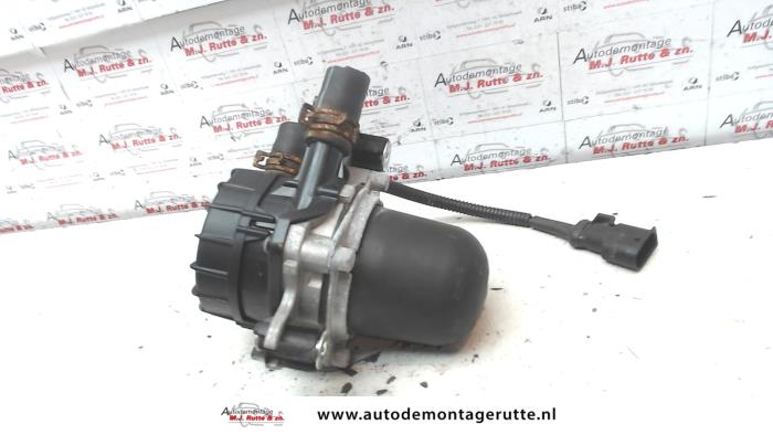 Bomba secundaria de un Citroën C5 I Break (DE) 2.0 16V 2003