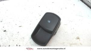 Usados Interruptor de ventanilla eléctrica Opel Corsa D 1.0 Precio de solicitud ofrecido por Autodemontage M.J. Rutte B.V.