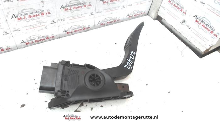 Accelerator pedal from a Ford Fiesta 6 (JA8) 1.6 TDCi 16V ECOnetic 2012