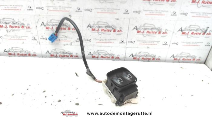 Używane Przelacznik combi okienny Mercedes C Sportcoupé (C203) 2.0 C-200K 16V Cena na żądanie oferowane przez Autodemontage M.J. Rutte B.V.