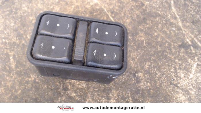 Usados Interruptor combinado de ventanillas Opel Zafira (F75) 1.6 16V Precio de solicitud ofrecido por Autodemontage M.J. Rutte B.V.
