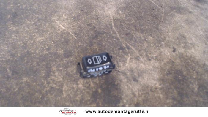 Usados Interruptor de ventanilla eléctrica Mercedes E Combi diesel (S124) 2.5 250 TD Precio de solicitud ofrecido por Autodemontage M.J. Rutte B.V.