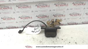 Used Tailgate lock mechanism Kia Sorento I (JC) 2.5 CRDi 16V Price on request offered by Autodemontage M.J. Rutte B.V.