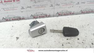 Usados Cilindro de cerradura de puerta izquierda Opel Astra H GTC (L08) 1.4 16V Twinport Precio de solicitud ofrecido por Autodemontage M.J. Rutte B.V.