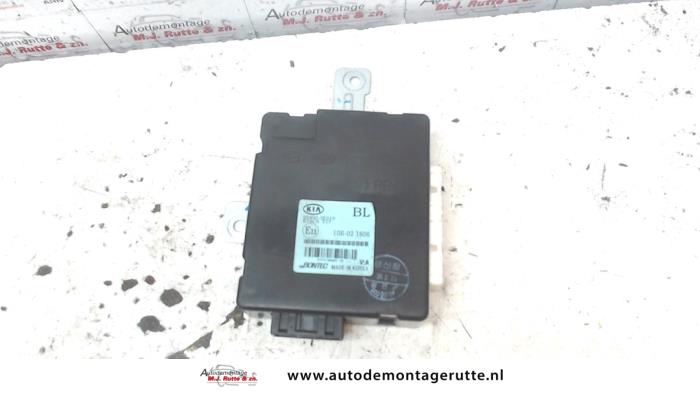 Begagnade Komfortmodul Kia Sorento I (JC) 2.4 16V Pris på förfrågan erbjuds av Autodemontage M.J. Rutte B.V.