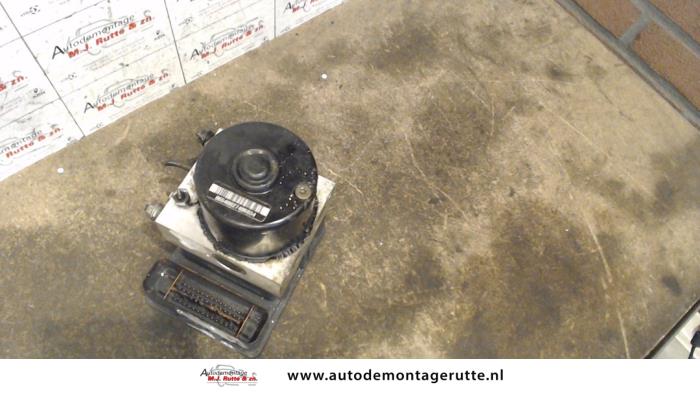 Używane Pompa ABS BMW Mini (R50/53) 1.6 16V Cooper Cena € 100,00 Procedura marży oferowane przez Autodemontage M.J. Rutte B.V.