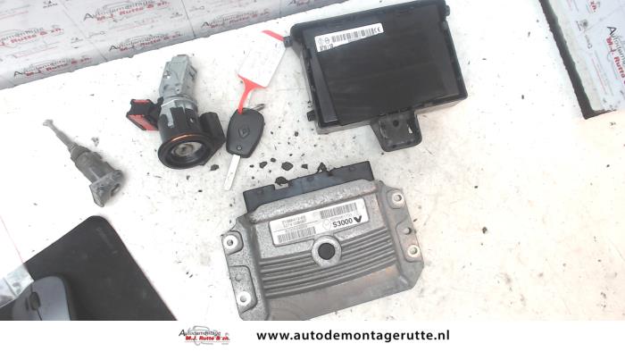 Ignition lock + computer from a Renault Clio III (BR/CR) 1.4 16V 2005