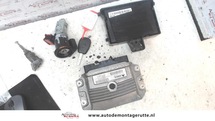Used Ignition lock + computer Renault Clio III (BR/CR) 1.4 16V Price on request offered by Autodemontage M.J. Rutte B.V.