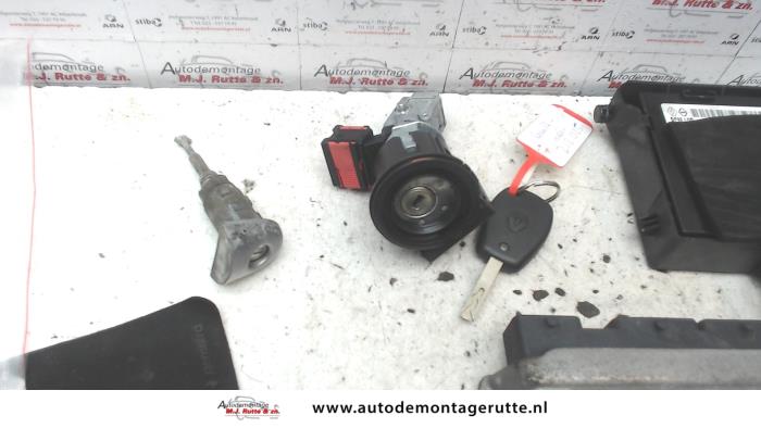 Ignition lock + computer from a Renault Clio III (BR/CR) 1.4 16V 2005