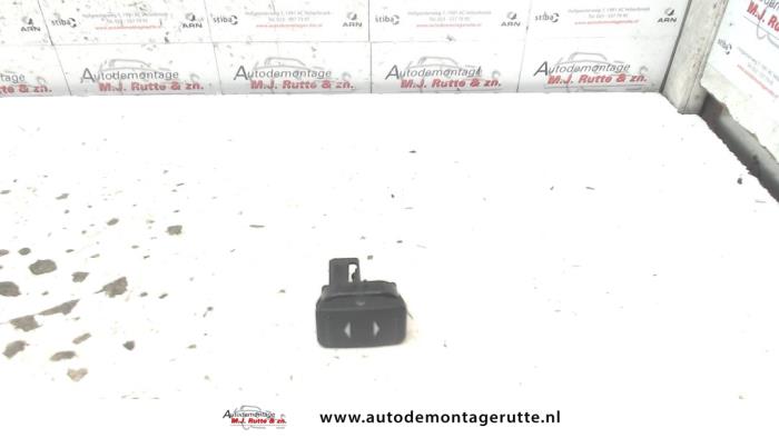 Usados Interruptor de ventanilla eléctrica Ford Mondeo IV Wagon 1.8 TDCi 125 16V Precio de solicitud ofrecido por Autodemontage M.J. Rutte B.V.