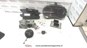 Usados Cilindro de juego de cerraduras (completo) Opel Corsa D 1.0 Precio de solicitud ofrecido por Autodemontage M.J. Rutte B.V.