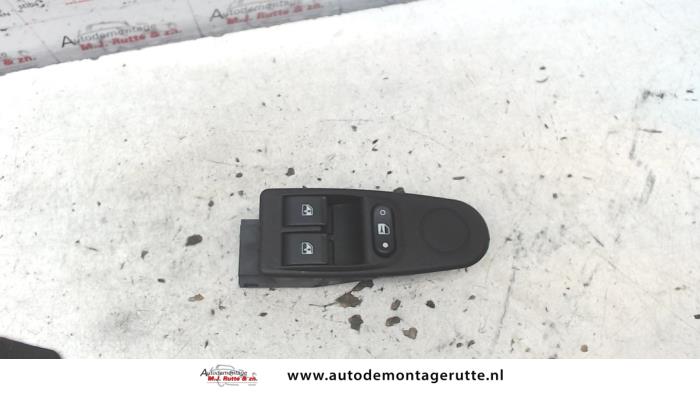 Usados Interruptor combinado de ventanillas Lada Kalina (1119) 1.4 16V Precio de solicitud ofrecido por Autodemontage M.J. Rutte B.V.