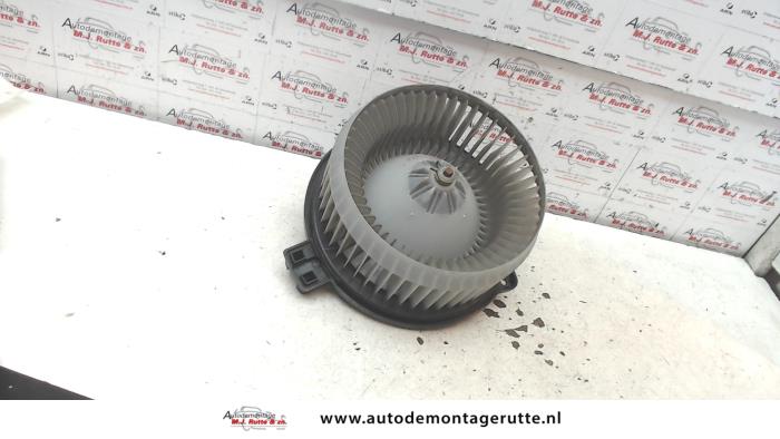 Heating and ventilation fan motor from a Lexus IS (E2) 200 2.0 24V 2001