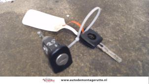 Usados Cilindro de cerradura de puerta izquierda Volkswagen Bora (1J2) 1.6 Precio de solicitud ofrecido por Autodemontage M.J. Rutte B.V.