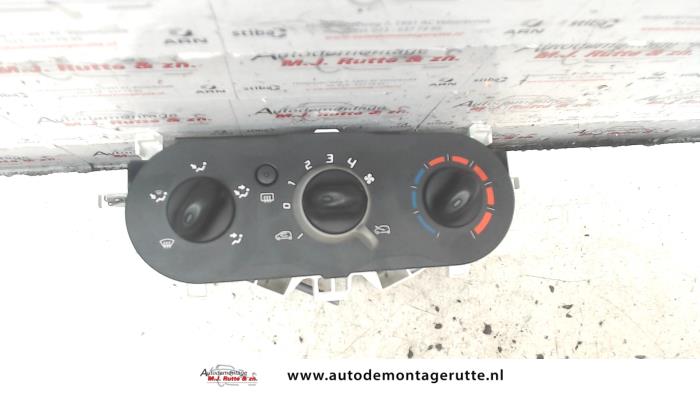 Heater control panel from a Renault Twingo II (CN) 1.2 2008