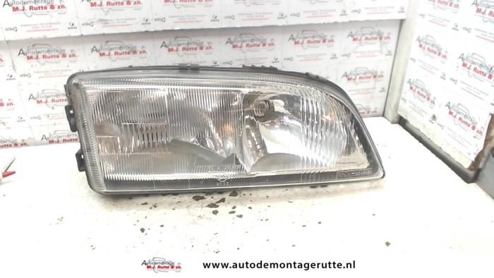 Używane Reflektor prawy Volvo V70 (GW/LW/LZ) 2.5 10V Cena na żądanie oferowane przez Autodemontage M.J. Rutte B.V.