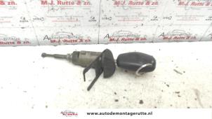 Used Door lock cylinder, left Renault Clio III (BR/CR) 1.5 dCi 105 Price on request offered by Autodemontage M.J. Rutte B.V.