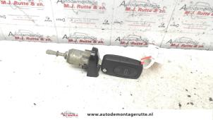 Used Door lock cylinder, right Volkswagen New Beetle (9C1/9G1) 2.0 Price on request offered by Autodemontage M.J. Rutte B.V.