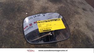 Używane Szyba lusterka lewego Renault Kangoo (KC) 1.2 16V Cena na żądanie oferowane przez Autodemontage M.J. Rutte B.V.
