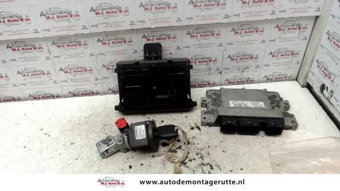 Used Ignition lock + computer Renault Clio III (BR/CR) 1.2 16V 75 Hi-Flex Price € 125,00 Margin scheme offered by Autodemontage M.J. Rutte B.V.