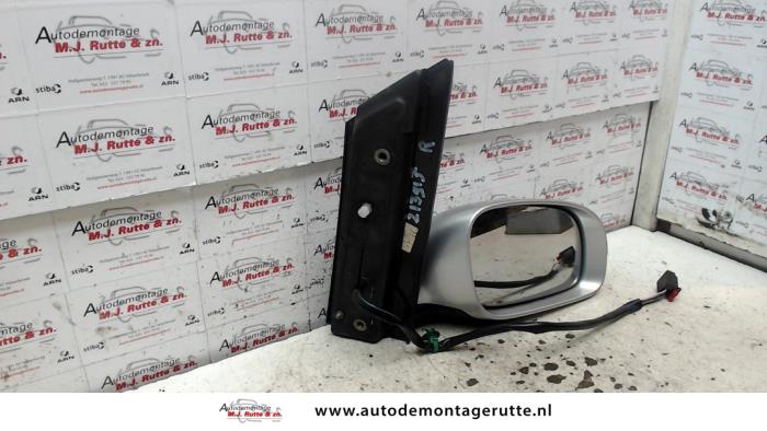 Wing mirror, right from a Volkswagen Touran (1T1/T2) 2.0 FSI 16V 2005