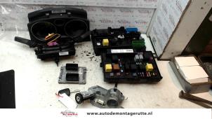 Usados Cilindro de juego de cerraduras (completo) Opel Astra H (L48) 1.4 16V Twinport Precio de solicitud ofrecido por Autodemontage M.J. Rutte B.V.