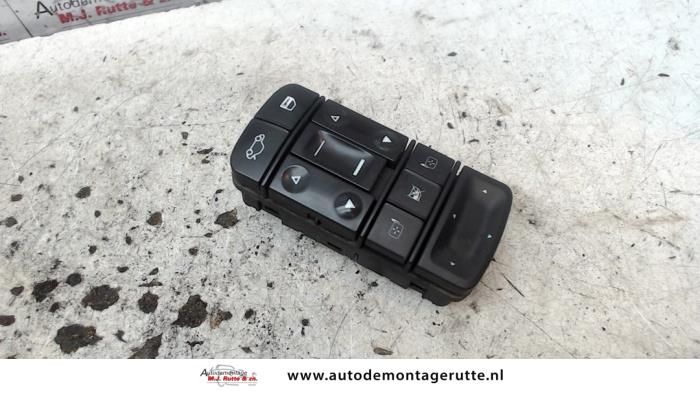 Usados Interruptor combinado de ventanillas Opel Signum (F48) 2.2 DGI 16V Precio € 30,00 Norma de margen ofrecido por Autodemontage M.J. Rutte B.V.