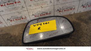 Used Mirror glass, right Hyundai Matrix 1.5 CRDi 16V Price on request offered by Autodemontage M.J. Rutte B.V.