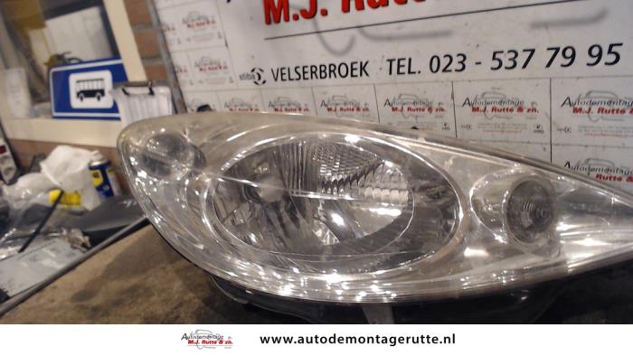 Używane Reflektor prawy Peugeot 1007 (KM) 1.4 Cena na żądanie oferowane przez Autodemontage M.J. Rutte B.V.