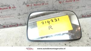 Używane Szyba lusterka prawego Volkswagen Polo III (6N1) 1.6i 75 Cena € 10,00 Procedura marży oferowane przez Autodemontage M.J. Rutte B.V.