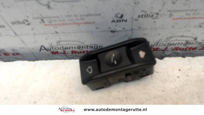 Używane Przelacznik szyberdachu BMW 3 serie (E46/2) 323 Ci 24V Cena na żądanie oferowane przez Autodemontage M.J. Rutte B.V.