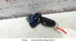 Usados Cilindro de cerradura de puerta izquierda Opel Astra H (L48) 1.8 16V Precio de solicitud ofrecido por Autodemontage M.J. Rutte B.V.