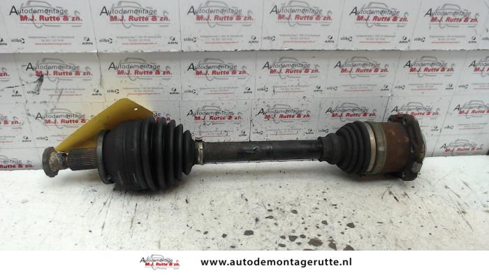 Front drive shaft, left from a Volkswagen Polo IV (9N1/2/3) 1.4 16V 2007