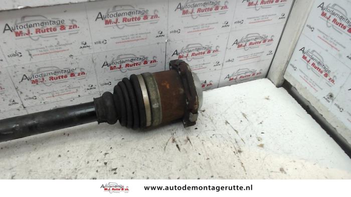Front drive shaft, left from a Volkswagen Polo IV (9N1/2/3) 1.4 16V 2007