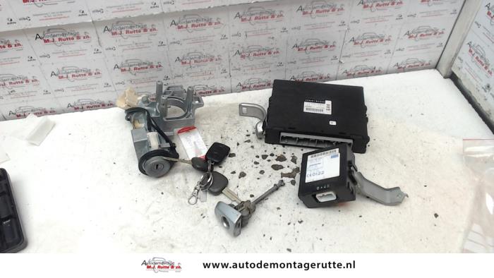 Used Ignition lock + computer Daihatsu Sirion 2 (M3) 1.3 16V DVVT Price on request offered by Autodemontage M.J. Rutte B.V.