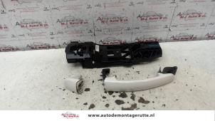 Used Front door handle 4-door, right Seat Ibiza IV (6J5) 1.6 16V Price on request offered by Autodemontage M.J. Rutte B.V.