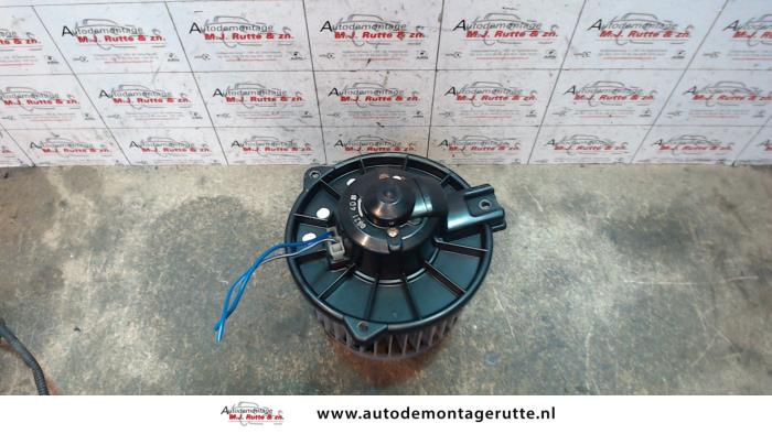 Heating and ventilation fan motor from a Toyota Yaris (P1) 1.0 16V VVT-i 2001