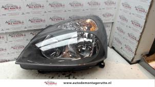 Used Headlight, left Renault Clio II (BB/CB) 1.4 16V Price € 35,00 Margin scheme offered by Autodemontage M.J. Rutte B.V.