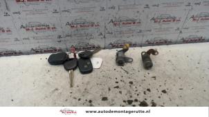 Used Door lock cylinder, right Kia Carens II (FJ) 1.6i 16V Price on request offered by Autodemontage M.J. Rutte B.V.