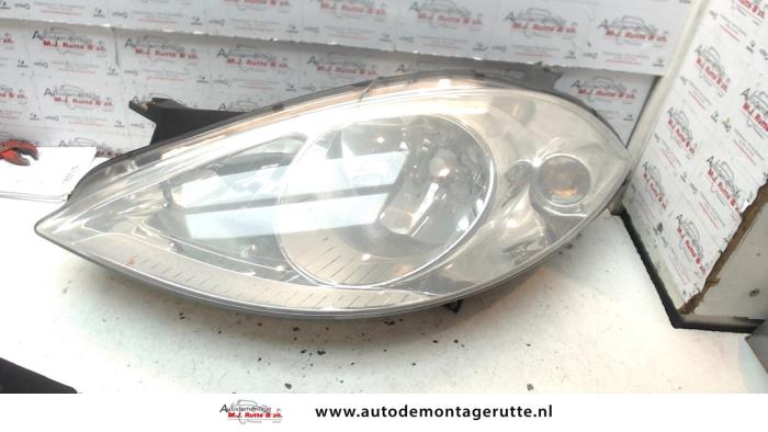 Używane Reflektor lewy Mercedes A (W169) 1.5 A-150 5-Drs. Cena na żądanie oferowane przez Autodemontage M.J. Rutte B.V.